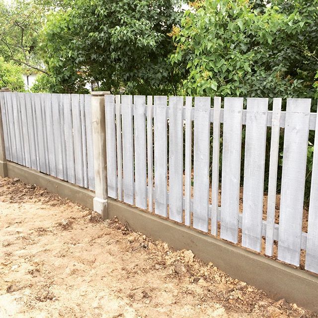 Kādam Vidzemes lauku īpašumam jauns žogs. #antbuve #nozogojums #betonaizstradajumi #betonastabs #kokazogs #kokaseta #betonapaseta #zogs #seta
