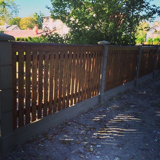 Izbūvējām jaunu sētu Jūrmalā #antbuve #labiekartosana #betonaizstradajumi #kokaseta #kokazogs #seta #žogs #betonastabs #nozogojums