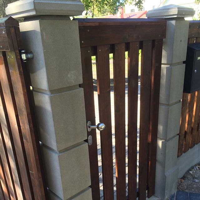 Gājēju vārtiņi precīzas formas betona stabos #antbuve #labiekartosana #betonaizstradajumi #vartini #gajejuvartini #seta #nozogojums #betonastabs #vartustabs